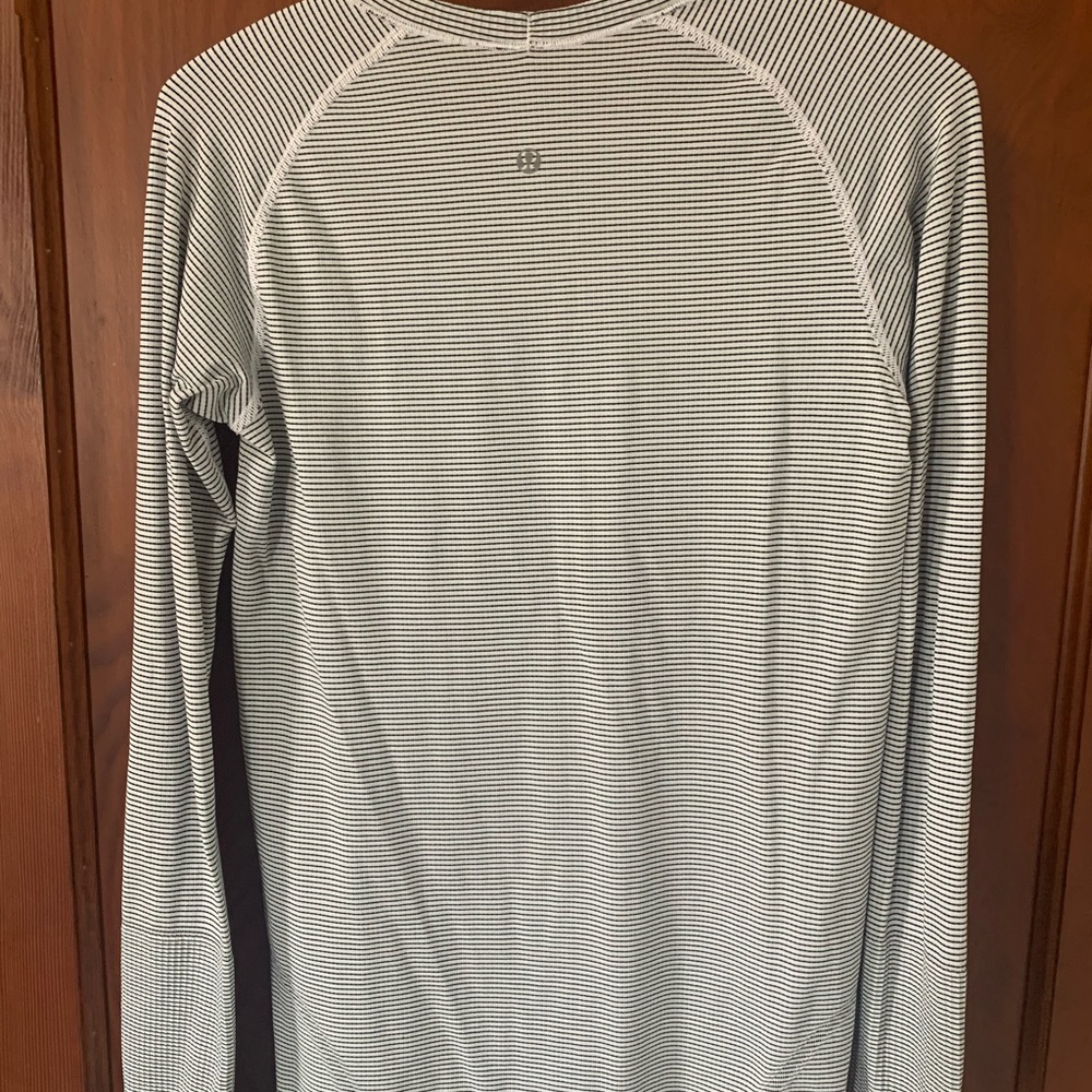 Lululemon stripped.long sleeve. Size 6 but it runs a bit bigger I find.